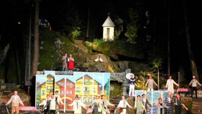 Bild: stg
Kult-Operette bei den Luisenburg-Festspielen: Noch bis 29. August zeigen die Landesbühnen Sachsen "Im Weißen Rößl".