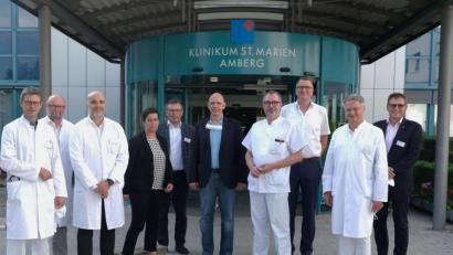 Bild: Klinikum/Lang/exb
Dr. Ludwig Fischer von Weikersthal (Zweiter von rechts) arbeitet mit Vertretern des „Comprehensive Cancer Center“-Erlangen und des Onkologischen Zentrums des Uniklinikums Erlangen zusammen.