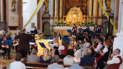 Bild: bö
Das Bezirksjugendorchester Oberpfalz des Nordbayerischen Musikbundes unter der Leitung von Michael Schäfer und Anton Lautenschlager gratulierte mit zwei Konzerten zum 900-jährigen Bestehen des Klosters Ensdorf.
