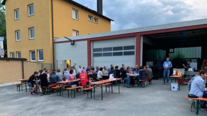 Bild: TB Jahn Wiesau/exb
Beim Sommerfest der TB-Tischtennissparte ließ Markus Schäffler (hinten, stehend) die zurückliegenden Corona-Monate Revue passieren.