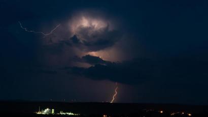 Bild: Nicolas Armer/dpa
Der Deutsche Wetterdienst warnt vor schweren Gewittern.