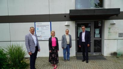 Bild: Stefan Malzer/Landratsamt Tirschenreuth/exb
Dr. Stefan Geyer (Dritter von links) und Dr. Susanne Seidl-Pillmeier sind die neue Führungsspitze des Gesundheitsamts. Dazu gratulierten Landrat Roland Grillmeier (links) und Walter Brucker, Leiter der Personalverwaltung.