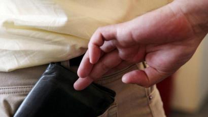 Symbolbild: Gerhard Götz
Die Geldbörse raubten drei unbekannte Männer einem betrunkenen Regensburger am Schwandorfer Bahnhof.