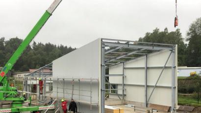 Bild: fz
Anfallender Klärschlamm wird in der Halle gepresst und getrocknet. Dies mit selbst erzeugter Energie per Photovoltaik.