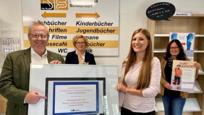 Bild: Maria Schuierer/Stadt Schwandorf/exb
OB Andreas Feller (vorne links) und Leonie Flachsmann, Bibliotheksleitung (vorne rechts) präsentierten im Oktober 2020 stolz die Urkunde, die die Anerkennung der Stadtbibliothek als Ausbildungsbibliothek für Fachangestellte für Medien- und Informationsdienste bestätigte. Nun verlässt Flachsmann Schwandorf.