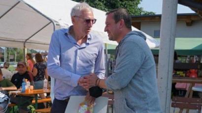 Bild:  Steffen Genrich/exb
Vorsitzender Hans Fischer (rechts) dankt Alfred Hauser für die Unterstützung des 1. FC Rieden.