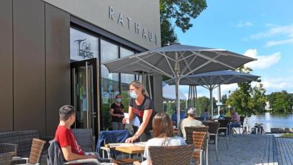 Bild: Gabi Schönberger
Das Rathaus-Café ist am Freitagnachmittag gut besucht. So soll es auch bleiben, sagt Wirt Sven Bauer.