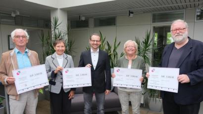 Bild: usc
Bei der Spendenübergabe von links: Bernhard Saurenbach von der Amberger Tafel, Dagmar Kierner und Wolfgang Erb von der Werkvolk-Geschäftsführung, Marianne Gutwein vom SkF und Kanzler Ludwig von Stern von der OTH Amberg-Weiden.