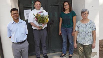 Bild: bkr
Pfarrvikar Dr. Justin Kamwanya Kishimbe (von links) und Pfarrer Markus Bruckner freuen sich über die Spende des Obst- und Gartenbauvereins Immenreuth, die Birgit Schindler und Maria Frauenholz überreichten.