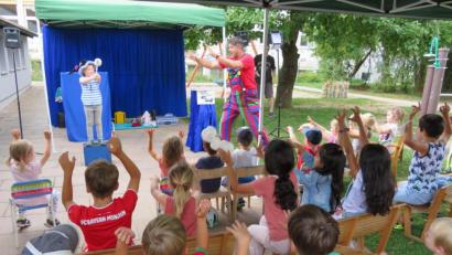 Bild: adj
Beim letzte Termin des Ferienprogramms in Altenstadt beim Förderverein Arche Noah sind die Kinder vom Zauberclown begeistert.