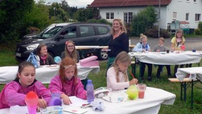 Bild: lep
Künstlerin Maria Hertrich (Mitte) zeigt den Mädchen im Ferienprogramm verschiedene Möglichkeiten, um kreativ zu sein. Im Nu werden kleine Kunstwerke geschaffen, die als Grußkarten verwendet werden können.
