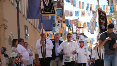 Bild: ads
Großes Aufsehen erregten Köche aus ganz Bayern bei ihrem Zug durch die Amberger Innenstadt.