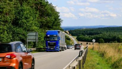 Bild: Hösamer
In der Kreither Senke zwischen Arling und dem Anschluss Schwandorf (im Hintergrund) ist den Bundesstraße 85 nur zweispurig. Der Anteil des Schwerverkehrs auf dieser Strecke ist erheblich. Deshalb soll ausgebaut werden.