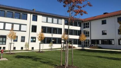 Bild: e
Die Schule Vilseck ist nach Meinung des Stadtrats bestens gerüstet, wenn es um infektionsschutzgerechte Innenraum-Lufthygiene geht. Deshalb sollen keine Luftreinigungsgeräte angeschafft werden.