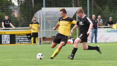 Bild: gb
Der FC Tirschenreuth II besiegte den TSV Konnersreuth II mit 5:2. Hier zieht der dreifache Torschütze Elias Bader (gelbes Trikot) vor Simon Patzina ab.