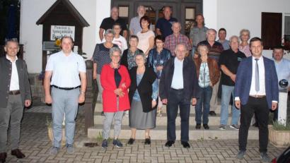 Bild: soj
CSU-Kreisvorsitzender und MdL Tobias Reiß (links) sowie CSU-Vorsitzender Wolfgang Söllner (Zweiter von rechts) bedankten sich bei den zahlreichen langjährigen Mitgliedern für die Treue zum CSU-Ortsverband Ebnath.