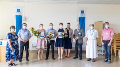 Bild: Michael Vogl/exb
Schulleiterin Marion Laupenmühlen-Schemm, stellvertretender Geschäftsführer Michael Enzmann, Shania Schindler, Philipp Thomas, Katharina Moser, Nikola Gegenfurtner, Pflegedirektor Frank Hederer, Pater Thomas Väth und MAV-Vorsitzender Christian Pirzer (von links) gratulierten den Jahrgangsbesten (mit Urkunde).