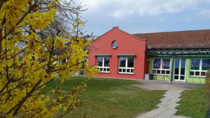 Bild: Houschka
Die Kommunen – hier ein Bild des Kindergartens in Högling – müssen die notwendigen Plätze in Kindertageseinrichtungen und in der Tagespflege gewährleisten. Das gestaltet sich besonders im Krippenbereich als schwierig.