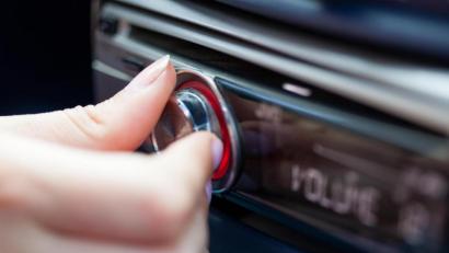 Bild: Christin Klose/dpa
Das Autoradio von Kolumnistin Lena Schulze macht sich selbstständig, wenn sie am Lautstärken-Regler am Lenkrad dreht. Dann hilft nur eine 24-Stunden-Radio-Auszeit.