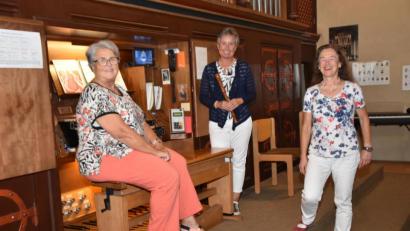 Bild: hcz
Die achte musikalische Mittagsandacht dieses Sommers gestalteten (von links) Ingeborg Hofmann an der Eisenbarth- Orgel, Cornelia Kick (Sopranflöte, Altblockflöte) und Barbara Fröhlich (Mezzosopran).