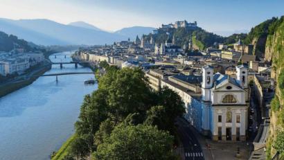 Bild: G.Breitegger/Tourismus Salzburg GmbH/dpa
Vom Mönchsberg aus können Touristen gut auf die Salzburger Altstadt blicken.
