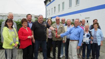 Bild: adj
Symbolisch überreichte Helmut Fastner(rechts) den „roten Staffelstab“ an seinen Nachfolger Heinrich Rewitzer. Die weitere Vorstandschaft und Gäste gratulierten.