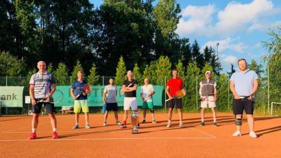 Bild: Martin Fischer/exb 
Die Herren 30 mit (von links) Simon Dobmeier, Fabian Uhlig, Jürgen Nimbs, Christian Busch, Jürgen Schiller, Christian Sperl, Martin Wolf und Christian Harms holten am letzten Spieltag den Meistertitel