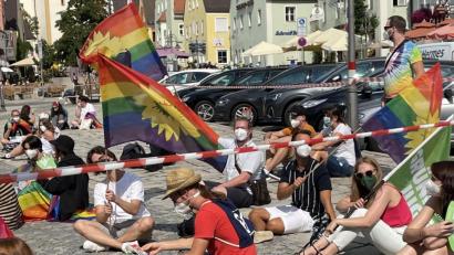 Bild: Müller-Völkl/exb
Rund 100 Interessierte fanden sich am Samstag in Schwandorf ein, um um gemeinsam den ersten Christopher Street Day in der Großen Kreisstadt zu begehen.