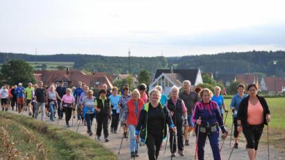 Bild: gsp
Runter vom Sofa und rein in die Laufschuhe: Das Interesse am ersten Walking-Event in Kümmersbruck ist groß.