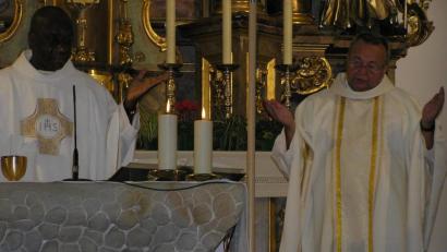 Bild: öt
Pfarrvikar Chinedu Paul Ezenwa (links) zelebrierte mit Pfarrer Josef Waleszczuk (rechts) am Samstag anlässlich seiner Verabschiedung aus Neusorg in der Pfarrkirche Patrona Bavariae den Vorabendgottesdienst.