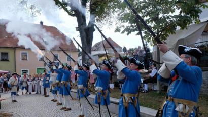 Archivbild: le
Zur Kirwa gibt die Flosser Landwehr auch heuer auf dem Marktplatz Salutschüsse ab.