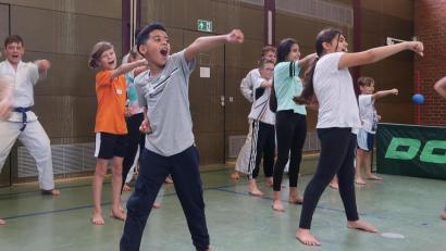 Bild: Kunz
Vollen Körpereinsatz zeigen die Kinder bei der Ferienaktion "Karate".