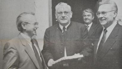 Repro: NT-Archiv
Viermal wurde Franz Weigl (Zweiter von links) zum Landrat von Tirschenreuth gewählt. Ihm zur Seite standen als Stellvertreter der Waldsassener Hans Schraml (links) und der Kemnather Bruno Ponnath (rechts). Im Hintergrund Franz Fink, 1990 bis 2002 Bürgermeister von Tirschenreuth.