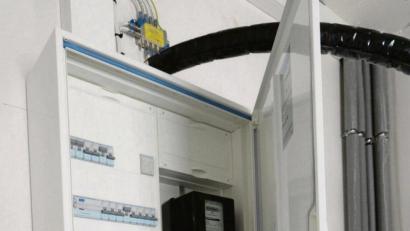 Bild:  Nestor Bachmann/dpa
Regelmäßige Kontrollen der Elektrik sind in privaten Haushalten ratsam - bei gewerblich genutzten Gebäuden sind sie vorgeschrieben.
