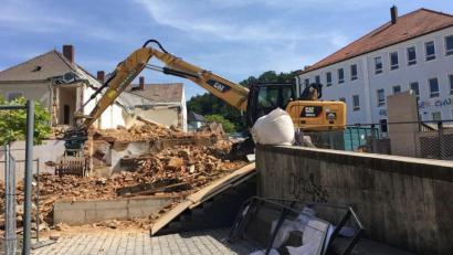 Bild: ihl
Die Abrissbagger haben schon ganze Arbeit geleistet. Auf diesem Trümmerfeld entsteht die Offenen Ganztagsschule der Gerhardinger-Schule.