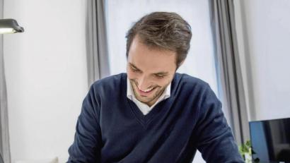 Bild:  Christin Klose/dpa
Beim hybriden Onboarding ist es Experten zufolge wichtig, dass die Einarbeitung sowohl am Arbeitsplatz vor Ort als auch zu Hause stattfindet.