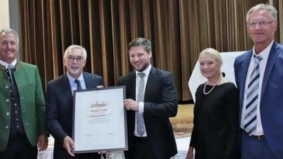 Bild: Thomas Dobler
Bürgermeister Peter Neumeier (Mitte) zeichnete seinen Amtsvorgänger Manfred Rodde (links daneben) mit dem Titel Altbürgermeister aus und überreichte die entsprechende Ehrenurkunde. Mit auf dem Bild Neumeiers Stellvertreter Gabi Wittleben und Karl-Heinz Dausch (rechts), sowie Reinhold Höflechner (links), der Bürgermeister von Schwarzenfelds Partnergemeinde Straß in Steiermark.