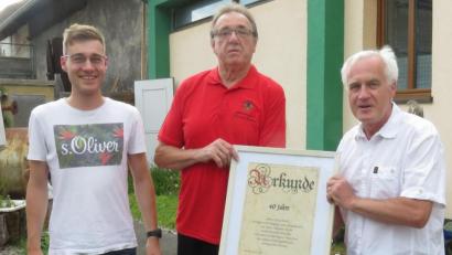 Bild: Schlossbrauerei Hirschau/exb 
Jubilarehrung in der Schloss-Brauerei Hirschau (von links): Juniorchef Sebastian Dorfner, Claus Rösch und Franz Dorfner.