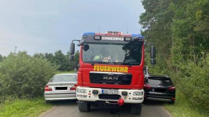 Bild: Sattich/exb
Millimeterarbeit bedeutete es für die Schwarzenfelder Feuerwehr an dieser Stelle, als sie am letzten Sonntag zum Einsatz an den Murner See gerufen wurde. Die beiden Fahrzeuge mit Kennzeichen aus anderen Landkreisen gehörten Badegästen, die ihre Autos unsachgemäß abgestellt hatten.