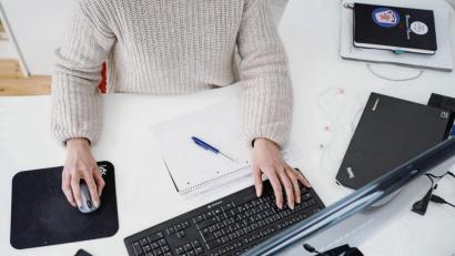 Symbolbild:  Uwe Anspach/dpa
Wer ein IT-Bootcamp absolviert, muss sich auf lernintensive Tage einstellen.