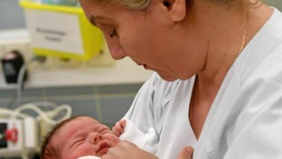 Symbolbild: Holger Hollemann/dpa
Eine Krankenschwester hält ein Baby im Arm. Im Schwandorfer Krankenhaus gab es im Januar einen Zwischenfall auf der Station für Neugeborene. Eine 29-Jährige soll versucht haben, ein Kind mitzunehmen.