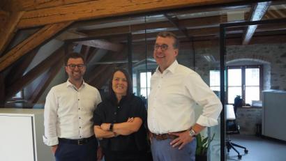 Bild: bl
Alexander Wutz, Ulrike Schneider und Christian Schneider (von links) fühlen sich wohl im nun komplett sanierten Altbau in der Nabburger Straße und konnten nun den Innenhof für eine Jubiläumsfeier nutzen.