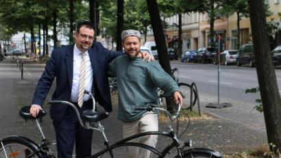 Bild: Elias Dray/exb
Der Amberger Rabbiner Elias Dray (links) und Imam Ender Cetin sind in Berlin gemeinsam auf dem Tandem unterwegs, um für ihr Projekt "meet2respect" Schulklassen zu besuchen und für eine bessere Verständigung von Juden und Muslimen und ein friedliches Nebeneinander von Religionen zu werben.