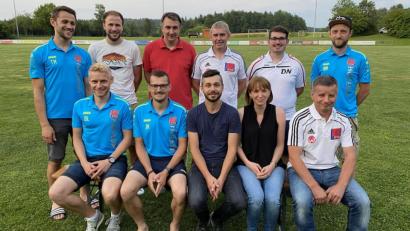 Bild: Thomas Dotzler/exb 
Die Vorstands-Elf der SpVgg Weigendorf bilden auf diesem Foto (stehend, von links) Thomas Müller, Christoph Müller, Marco Schwab, Klaus Pickel, Daniel Grötsch, Michael Maul, (sitzend, von links) Benjamin Luber, Jörg Kreussel, Markus Rösel, Sandra Rösel und Walter Gräf.