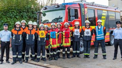 Bild: u
Zwei Gruppen der Feuerwehr absolvierten erfolgreich die Leistungsprüfung (von links): Kreisbrandmeister Marco Weiß, Nico Schuminetz, Christoph Erras, Patrick Groher, Sebastian Braun, Thomas Wittmann, Daniel Brearley, Marco Schuminetz, Bernhard Meyer, Felix Hiemer, Albert Sterk, Vize-Kommandant Claus Meyer, Kommandant Sebastian Jasinsky und Schiedsrichter Horst Kellner.