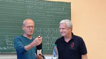 Bild: lrh
Vorsitzender Reinhard Scharf (links) freut sich über ein kleines Geschenk seines Stellvertreters Alexander Roth.