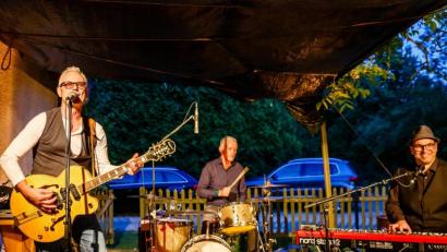 Bild: sus
Neustart als Trio: Die Rattle-Gang mit Chris Radlbeck, Mike Schwarz und Markus "Kuse" Küffner feierte ihre Premiere am Freitagabend Open-Air beim Oichhornwirt in Kronstetten.