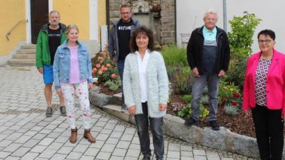 Bild: soj
Die Spender für die Aktion „Ebnath hilft“ (vorne, von links) Inge Flor, Lisa Schinner und Marita Kuchenreuther sowie (hinten, von links) Rudi Philipp, Johannes Bauer und Werner Bauer.