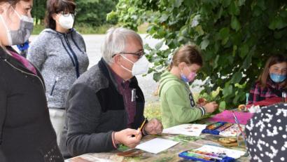 Bild: Stadt Schönsee/exb
Mit dem Kartoffelstempel entstehen kleine Kunstwerke. Auch Zweiter Bürgermeister Andreas Hopfner machte bei der Aktion gerne mit.