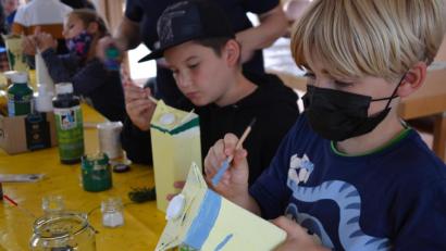 Bild: gi
Ganz vertieft waren die jungen Künstler beim Fertigen ihrer Vogelfutterhäuser.